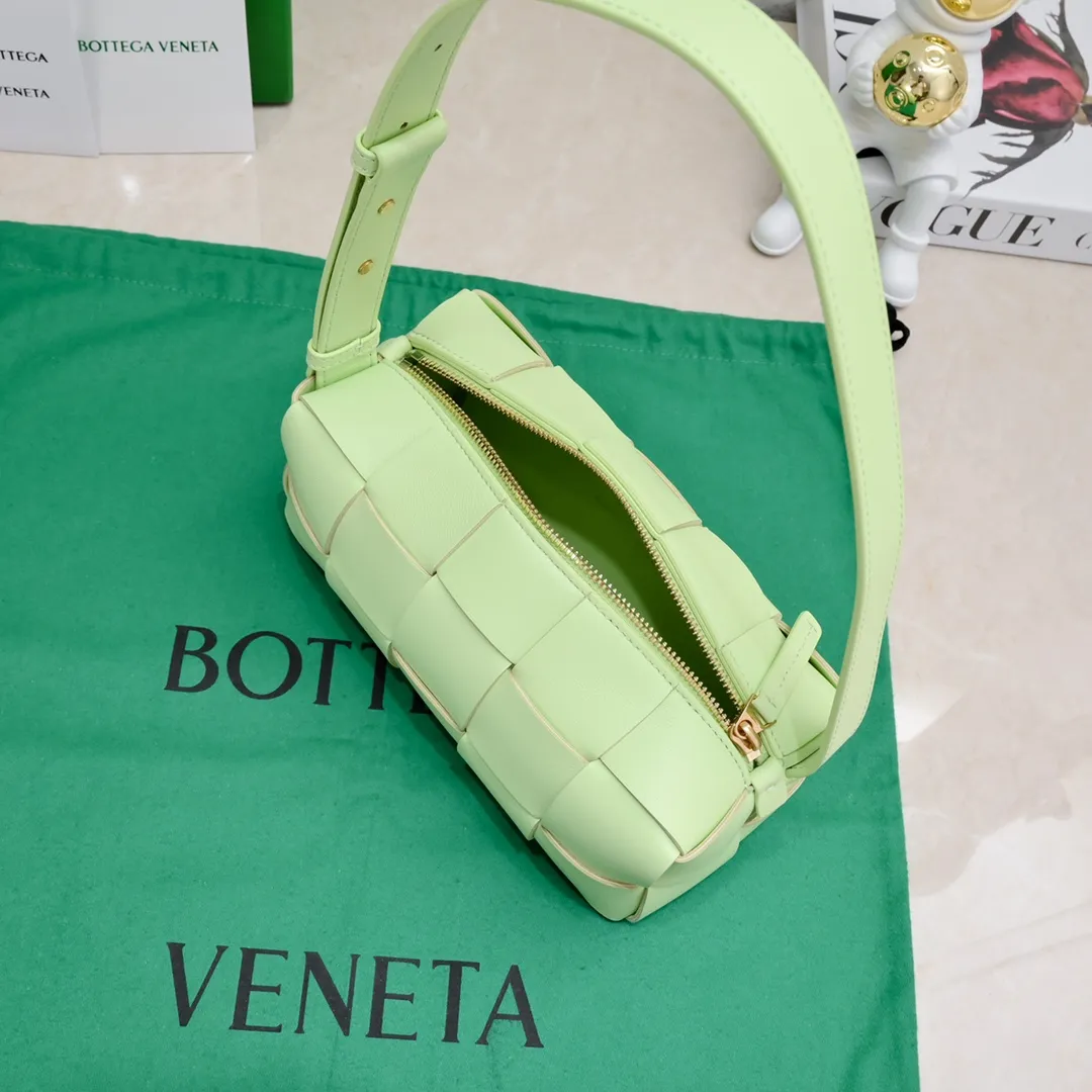 Batch 1420 BV autumn and winter beautiful armpit bag, breaking your definition of armpits BOTTEGA's new BRICK CASSETTE is small and exquisite, breaking the definition of underarms without capacity. It is no longer a small waste bag, but also a classic woven style. Why not buy such a bag? The soft sheepskin material shows a sense of luxury. Style number: 9305 Size: 23.5*10*10cm